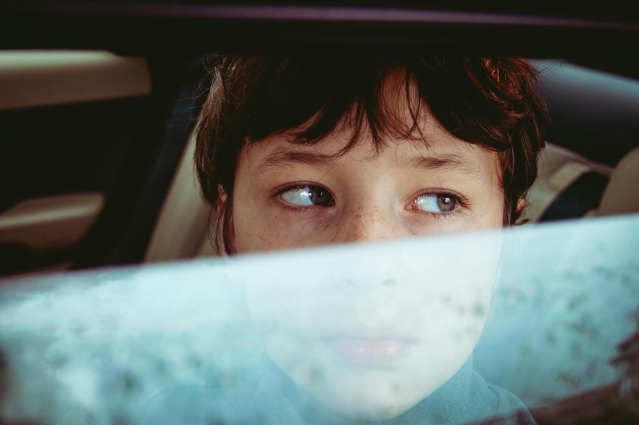 Nie pozwalaj dziecku wybierać piosenek w aucie. Oto, dlaczego to błąd wychowawczy