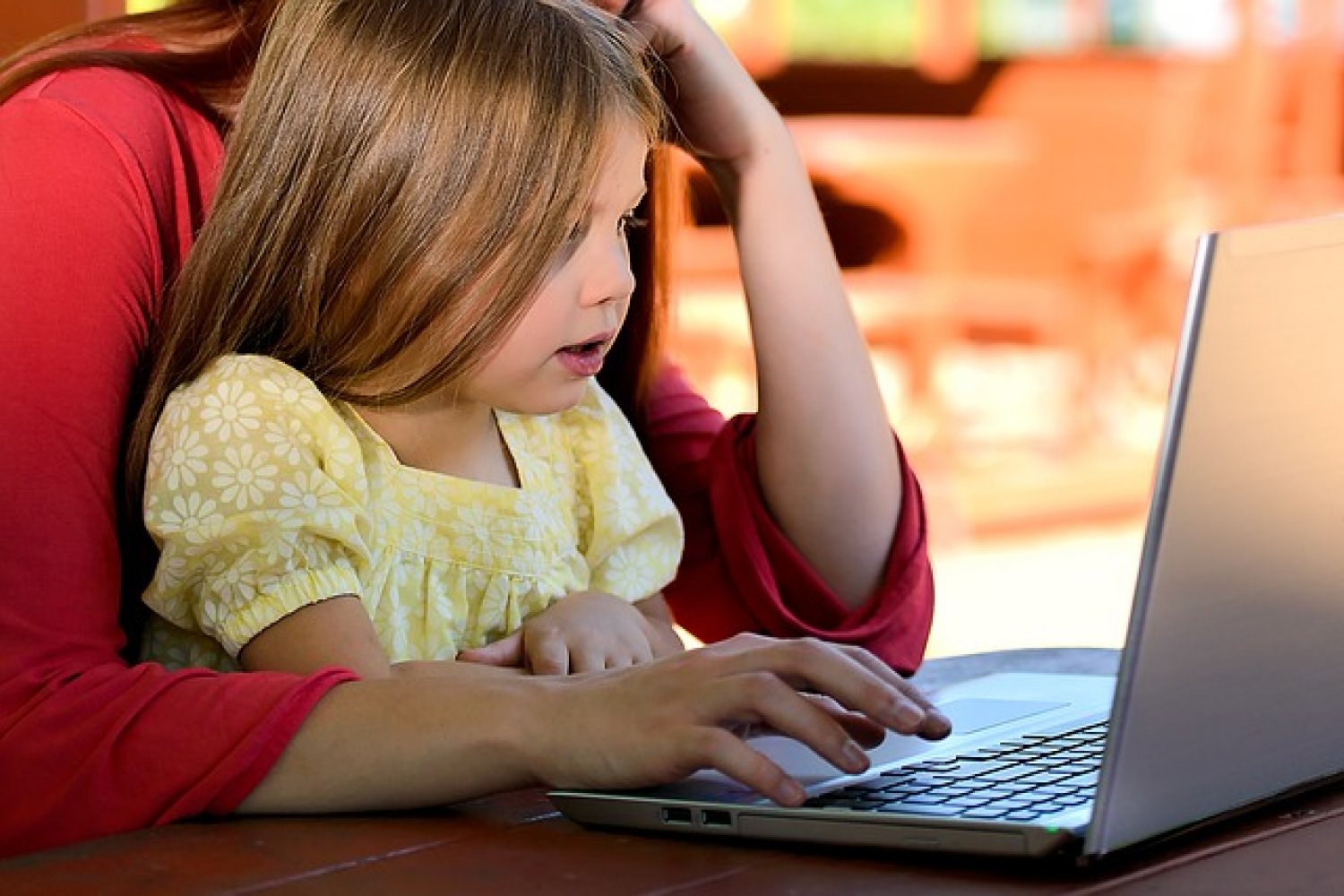 Fot. Pixabay / [url=https://pixabay.com/en/child-girl-young-caucasian-1073638/]alphalight[/url] / [url=https://pixabay.com/en/service/terms/#usage]CC0 Public Domain[/url]