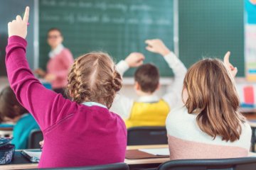 Uczniowie zgłaszają się do odpowiedzi na lekcji.