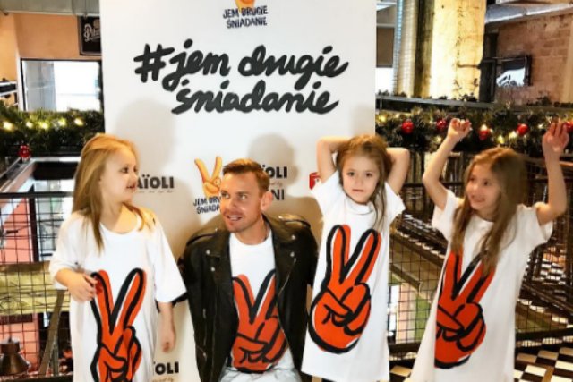 Dzieci chętnie fotografowały się z Dawidem Wolińskim, słynnym projektantem.