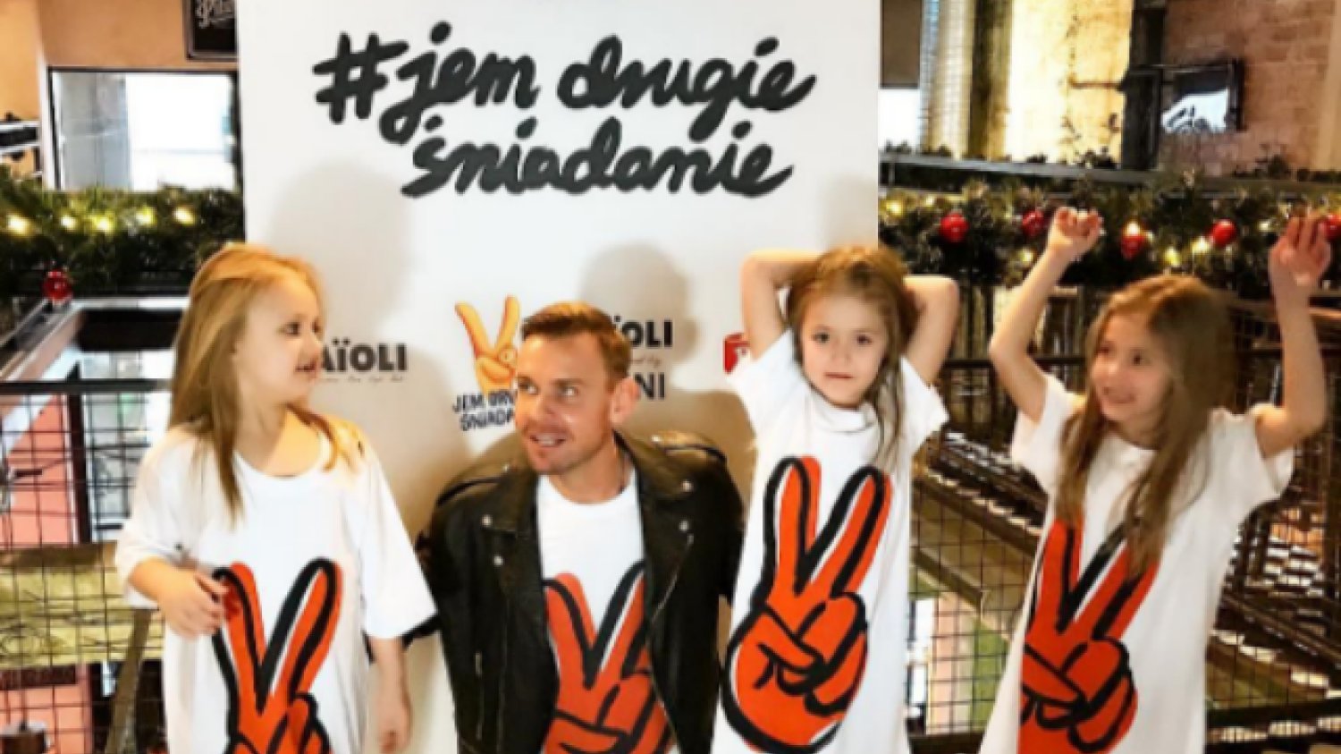 Dzieci chętnie fotografowały się z Dawidem Wolińskim, słynnym projektantem.