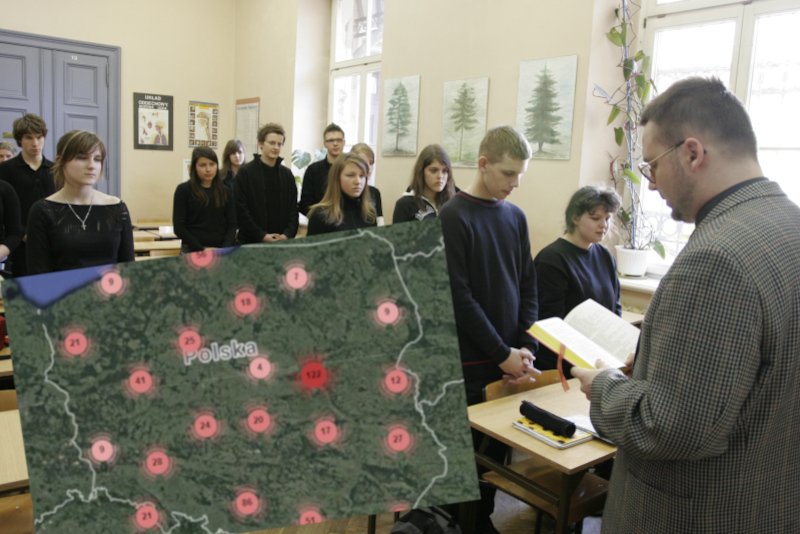 Mapa szkół indoktrynujących religijnie. Czy lekcje religii są obowiązkowe?