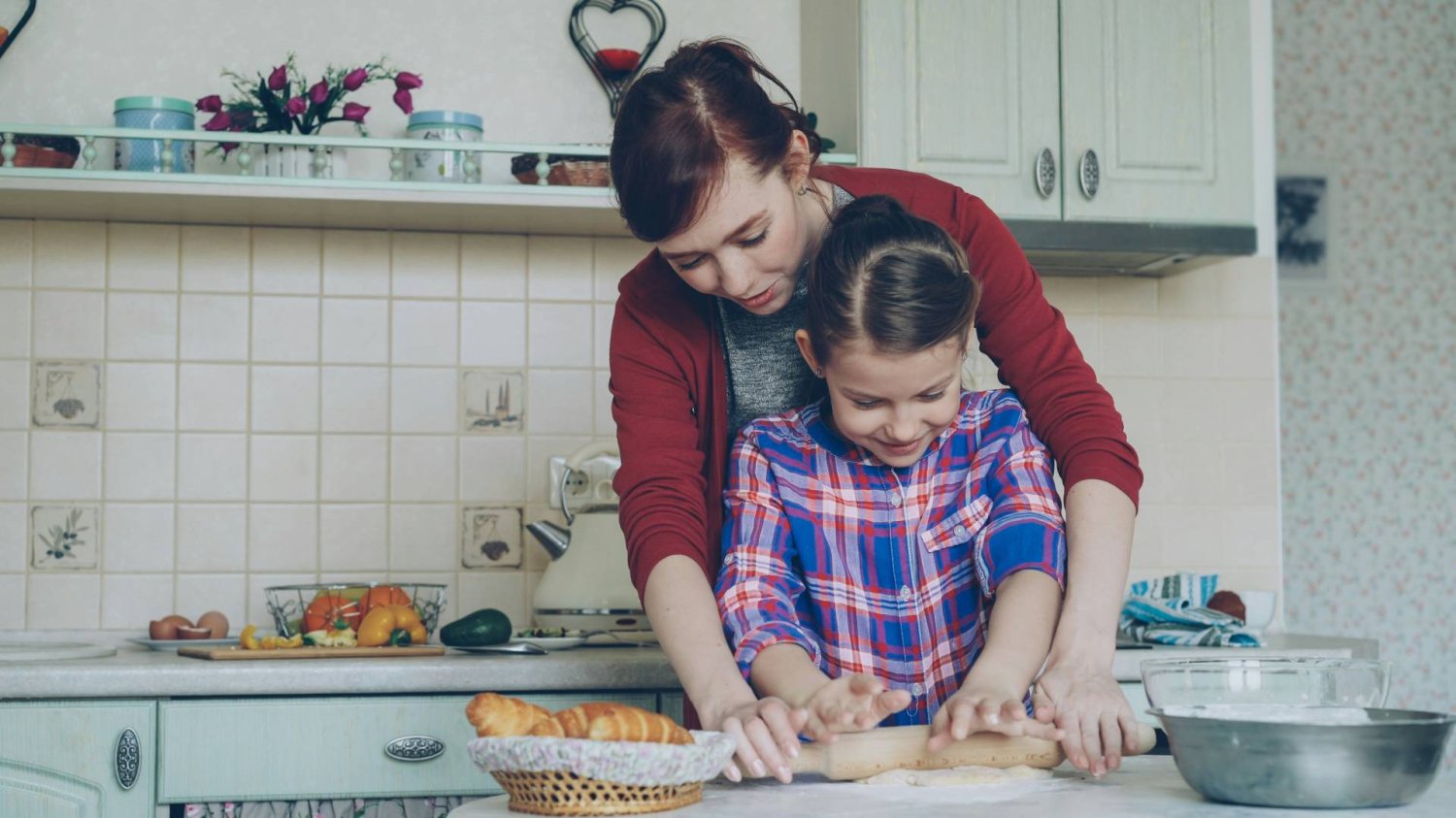 mama z córką gotują wspólnie w kuchni mama z córką gotują wspólnie w kuchni