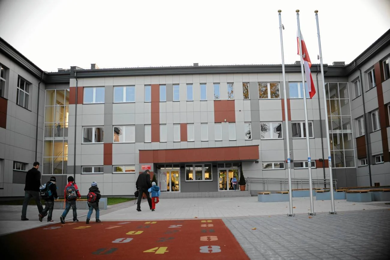 rodzice i uczniowie idący do szkoły