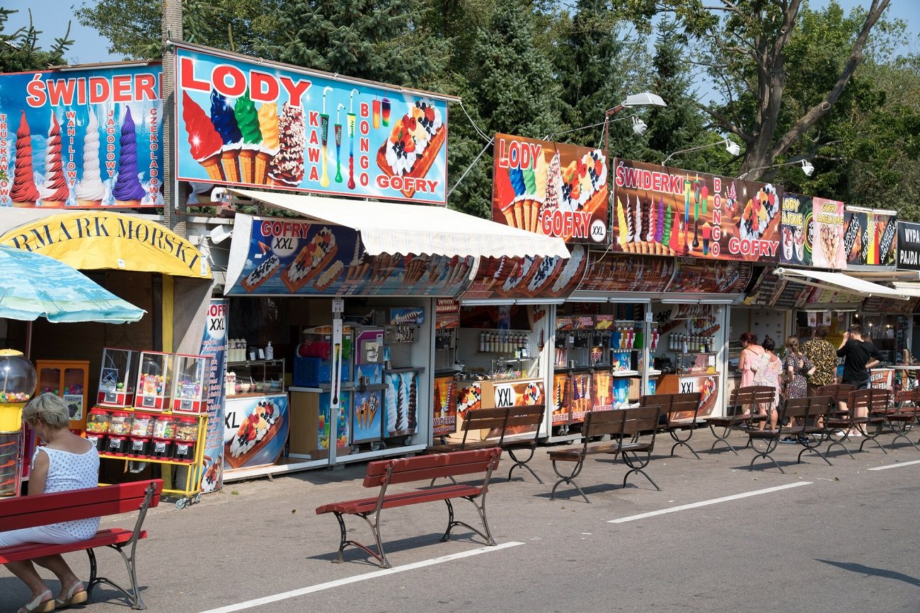 Budki z jedzeniem nad morzem