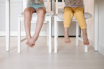 Dzieci z koślawymi stopami wymagają terapii u fizjoterapeuty.