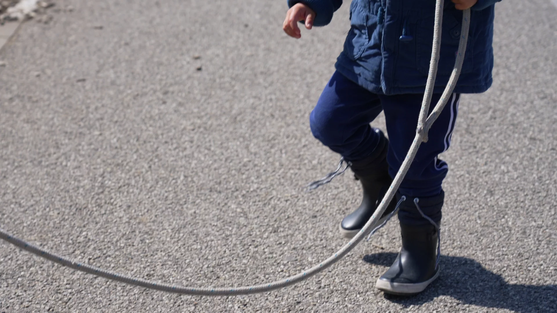 dziecko na smyczy bezpieczeństwa