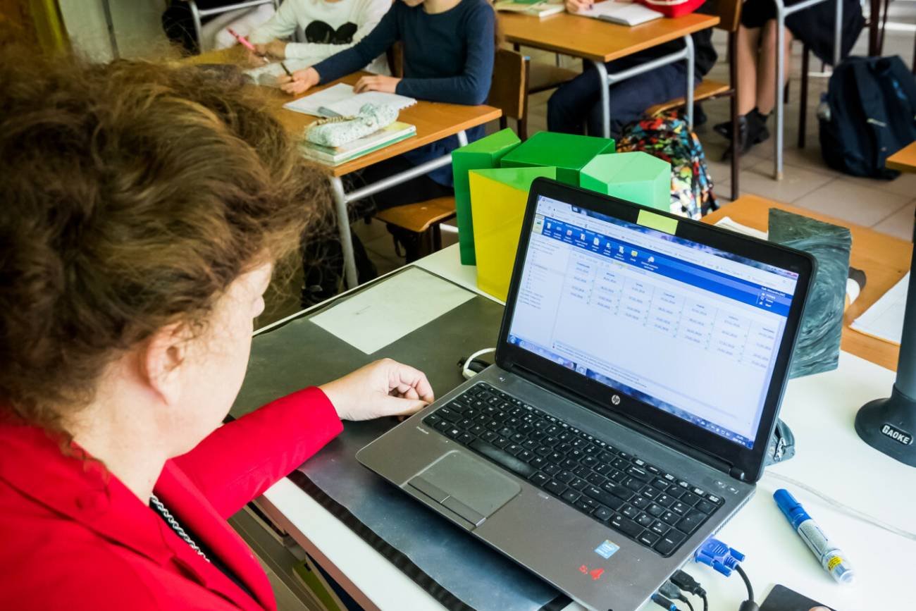 To zdanie w Librusie wcale nie oznacza pochwały. Nauczycielka mówi o tajnym "kodzie"