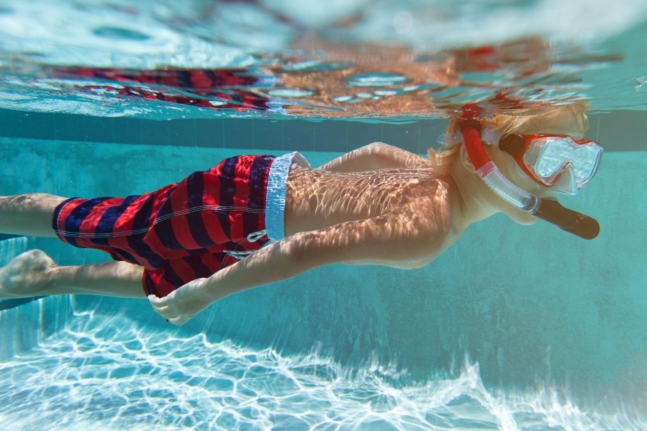 Dziecko uczy się pływać