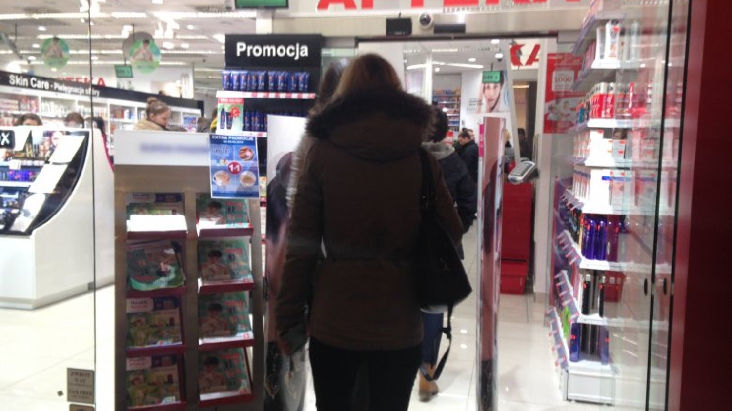 Szczepienie przeciwko COVID-19 a przyjmowane leki. Czy można przeciwbólowe?