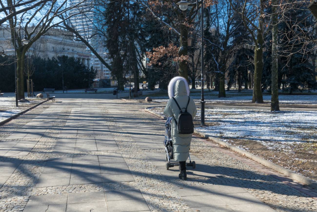 Mama z dzieckiem w wózku na spacerze. Mama z dzieckiem w wózku na spacerze.