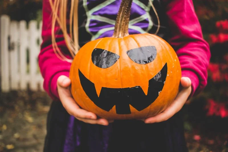 Jak bezpiecznie świętować w tym roku Halloween?