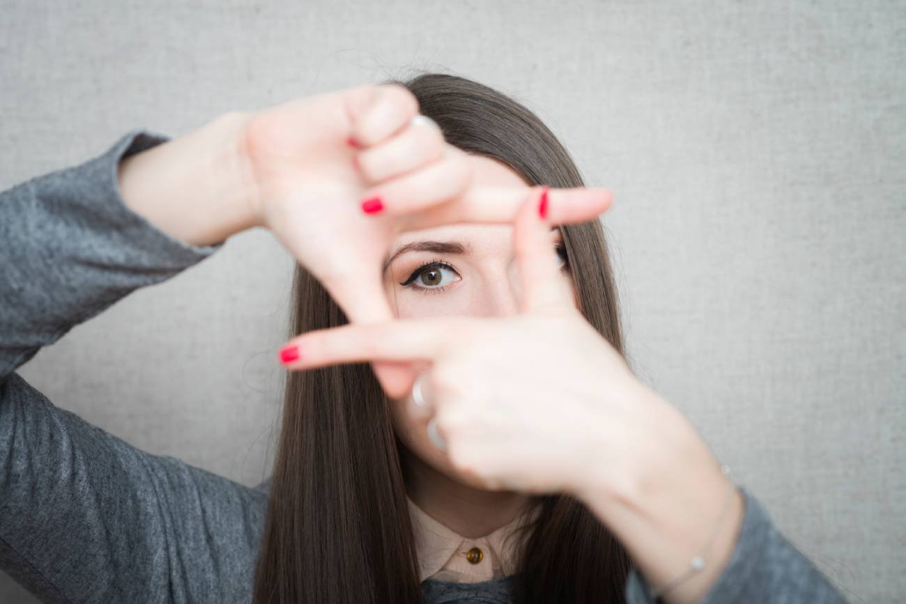 Tajemniczy trend pokolenia Z. Po co nastolatki na zdjęciach zakrywają swoje nosy?