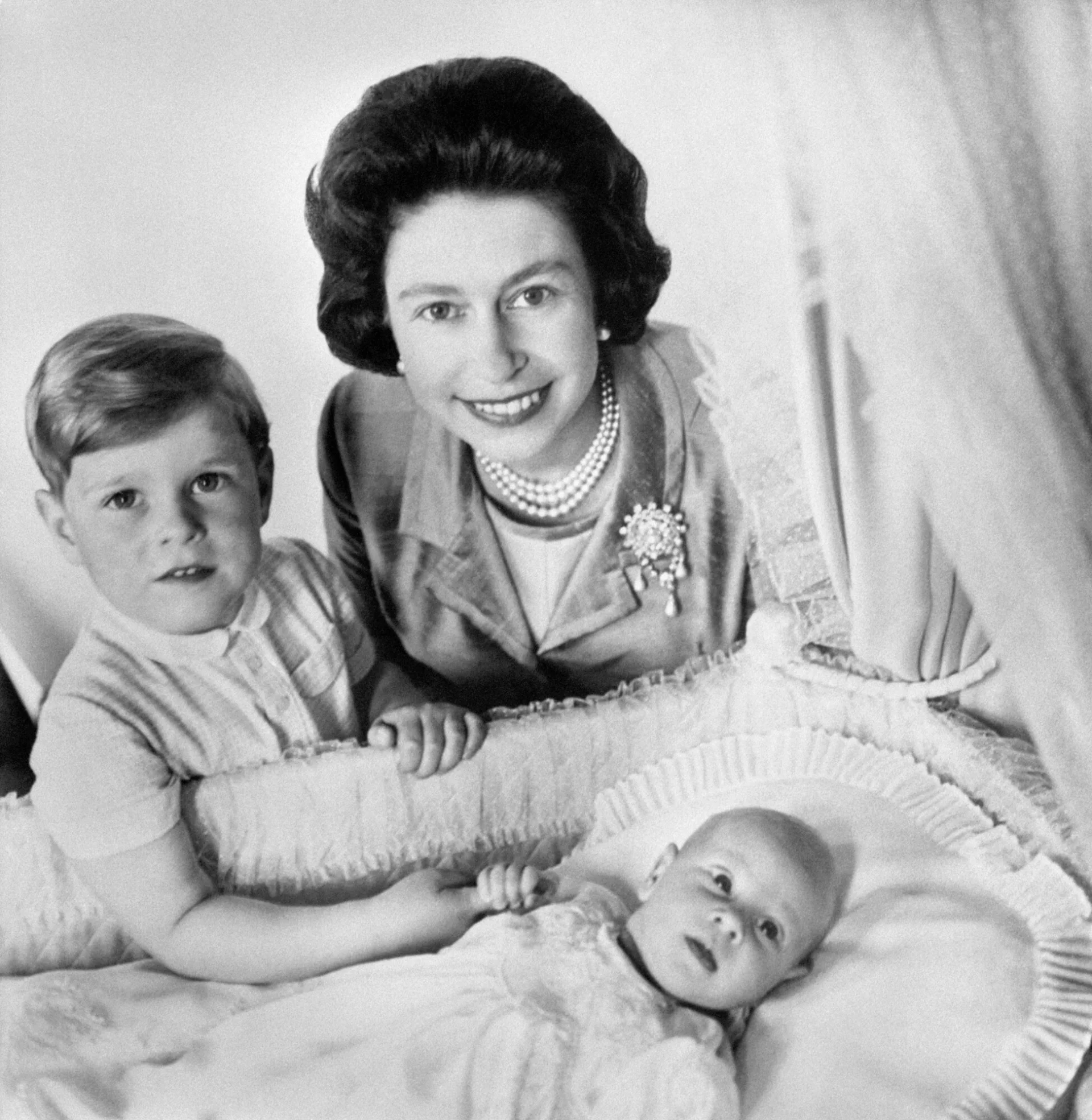 Elżbieta II, książę Andrzej i książę Edward.