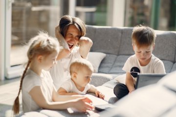 Zmęczona mama trójka dzieci