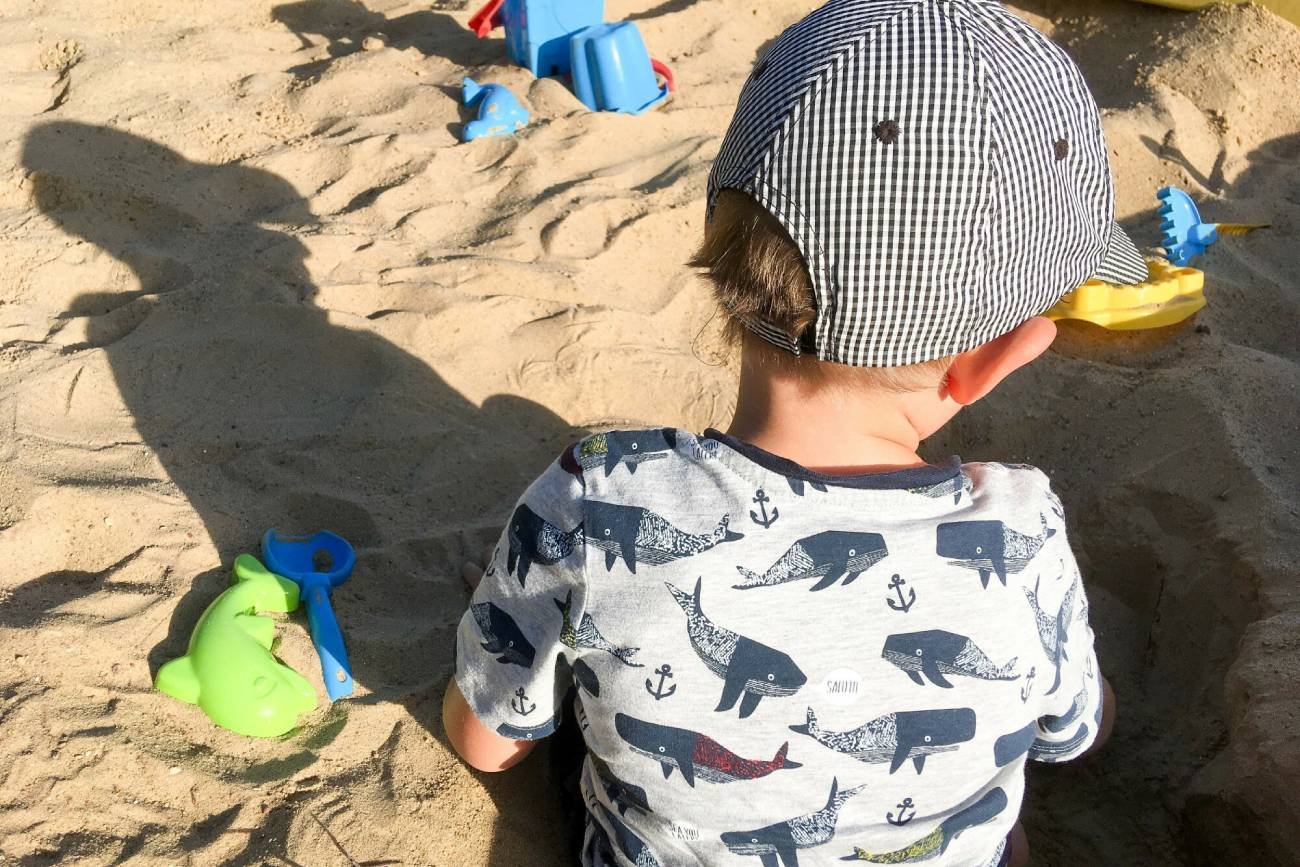 piaskownica, piasek, plac zabaw, boso po piasku, dzieci na placu zabaw, piasek na placu zabaw