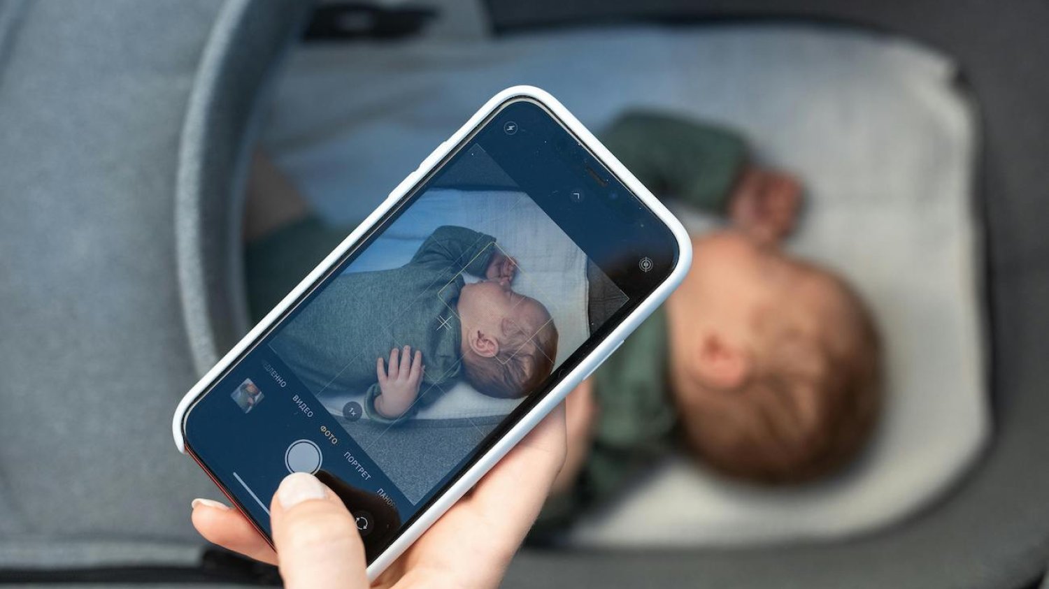 mama robi zdjęcie śpiącemu dziecku