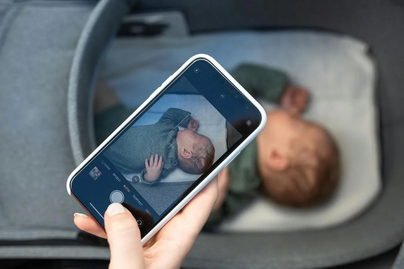mama robi zdjęcie śpiącemu dziecku