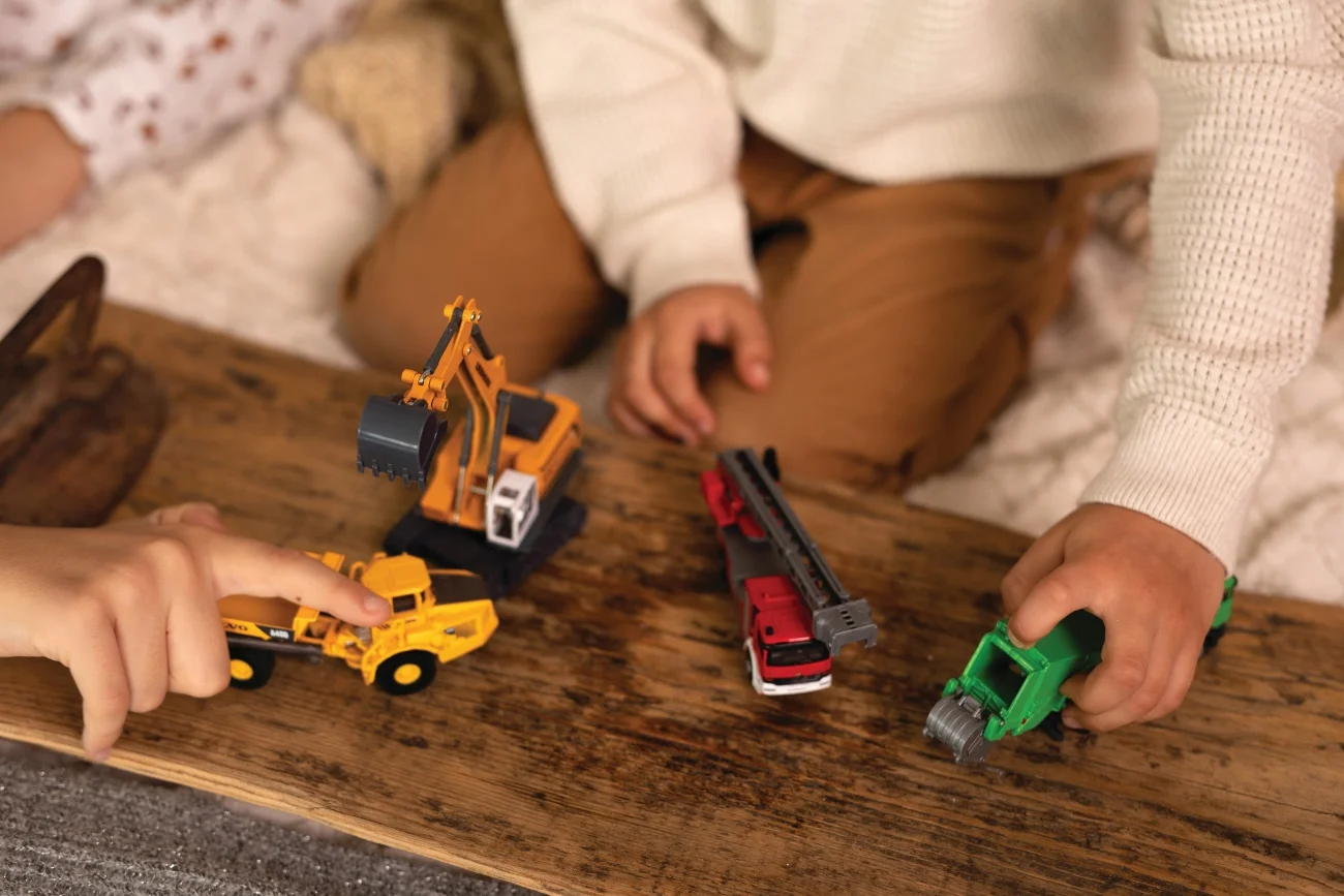 Miniaturowe samochody i inne pojazdy to od lat jeden z najbardziej ulubionych prezentów dla dzieci. Z realistycznego odwzorowania prawdziwych modeli słynie kolekcja zabawek SIKU