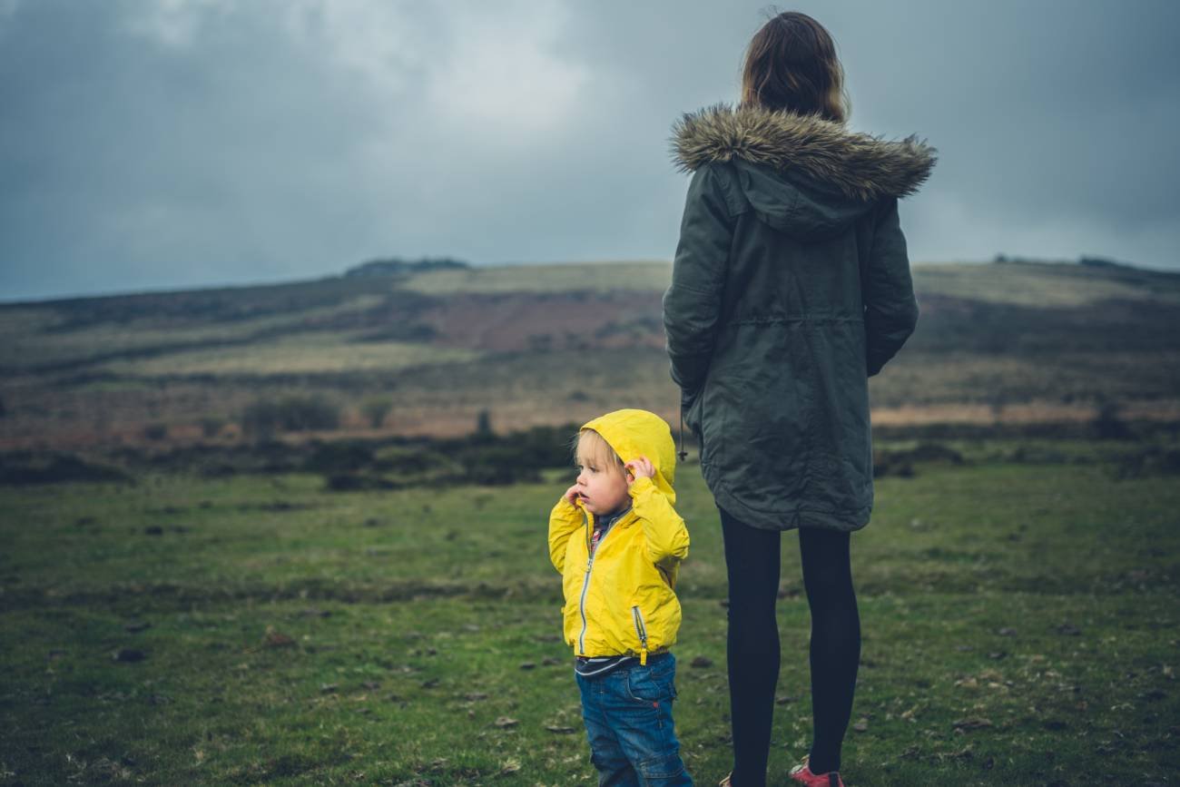 Samotna, smutna mama z dzieckiem na spacerze. Samotna, smutna mama z dzieckiem na spacerze.