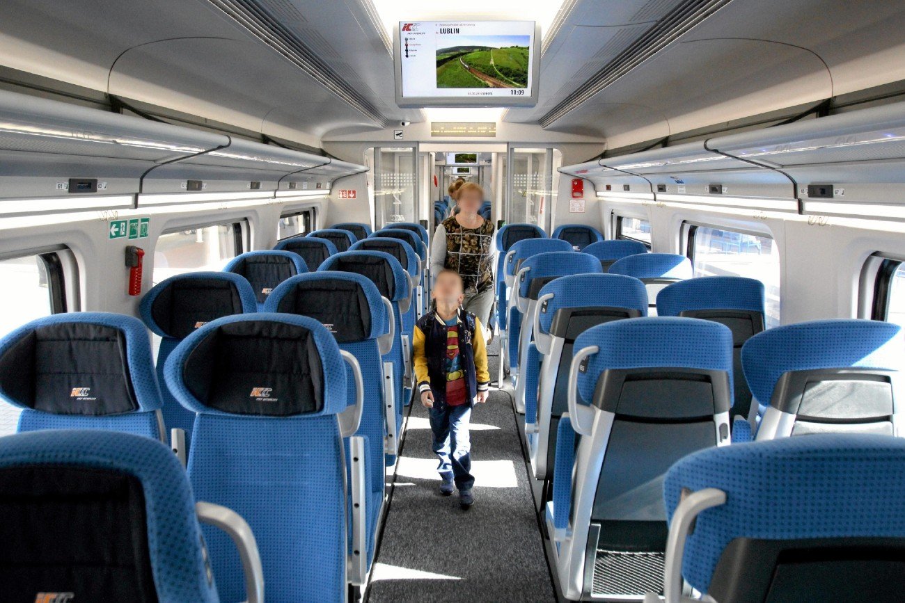 "Zareagowało nerwowo, jakby odłączono mu źródło tlenu". Scena z pociągu obnaża smutne realia