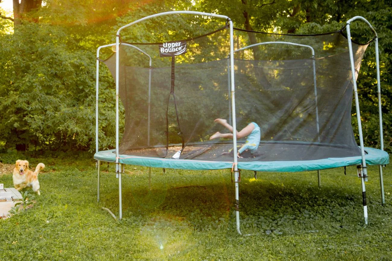 Dziecko bawi się na trampolinie bez uważania na zasady.
