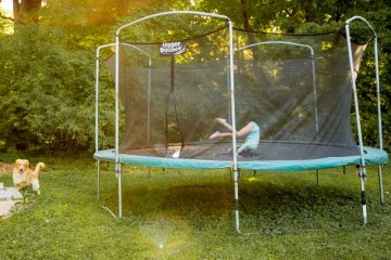 Dziecko bawi się na trampolinie bez uważania na zasady.