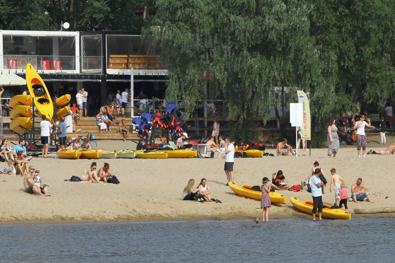 kajaki, dzieci, kąpiel w rzece, bezpieczne lato