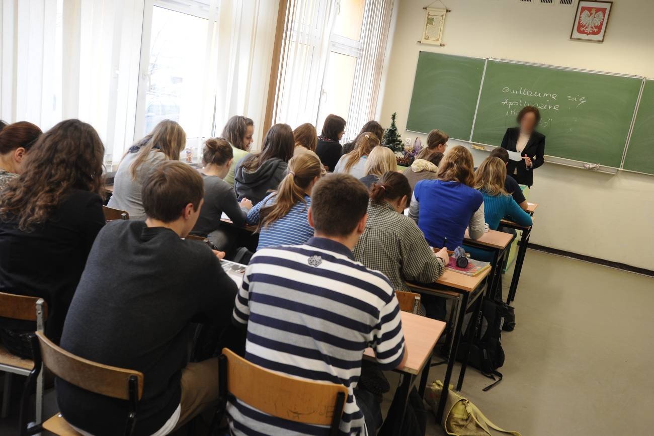 nauczycielka prowadzi lekcję w klasie nauczycielka prowadzi lekcję w klasie