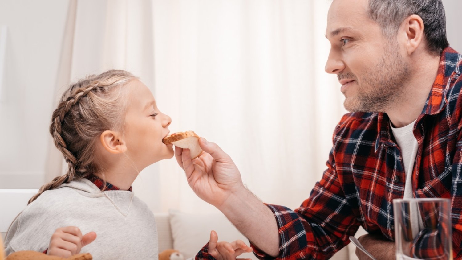 Na oficjalnej stronie Sokołowa, w zakładce Sokoliki, znajdziesz mnóstwo przepisów na smakowicie wyglądające, a przy tym łatwe i szybkie w przygotowaniu dania, których bazą są pyszne paróweczki dla najmłodszych.