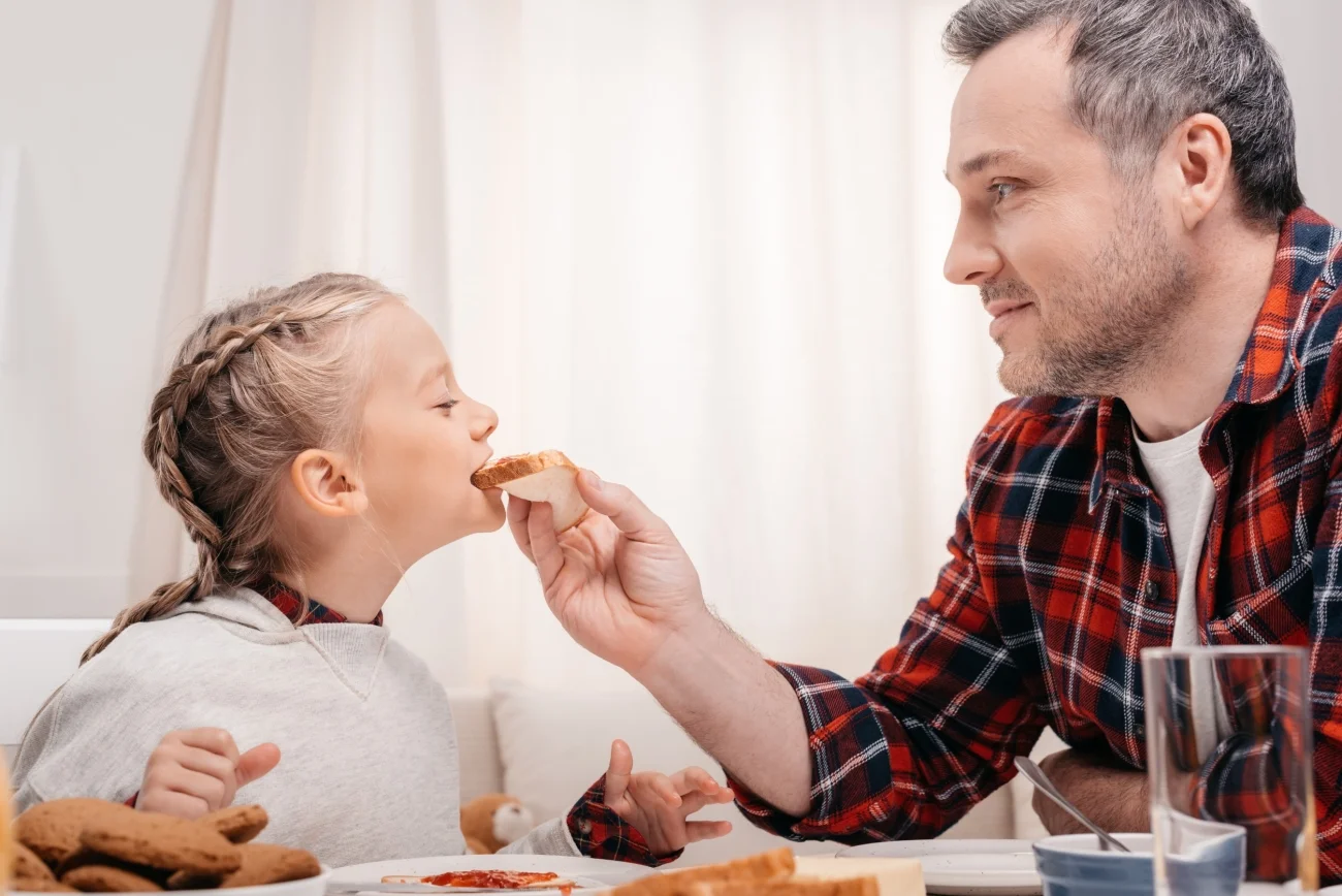 Na oficjalnej stronie Sokołowa, w zakładce Sokoliki, znajdziesz mnóstwo przepisów na smakowicie wyglądające, a przy tym łatwe i szybkie w przygotowaniu dania, których bazą są pyszne paróweczki dla najmłodszych.