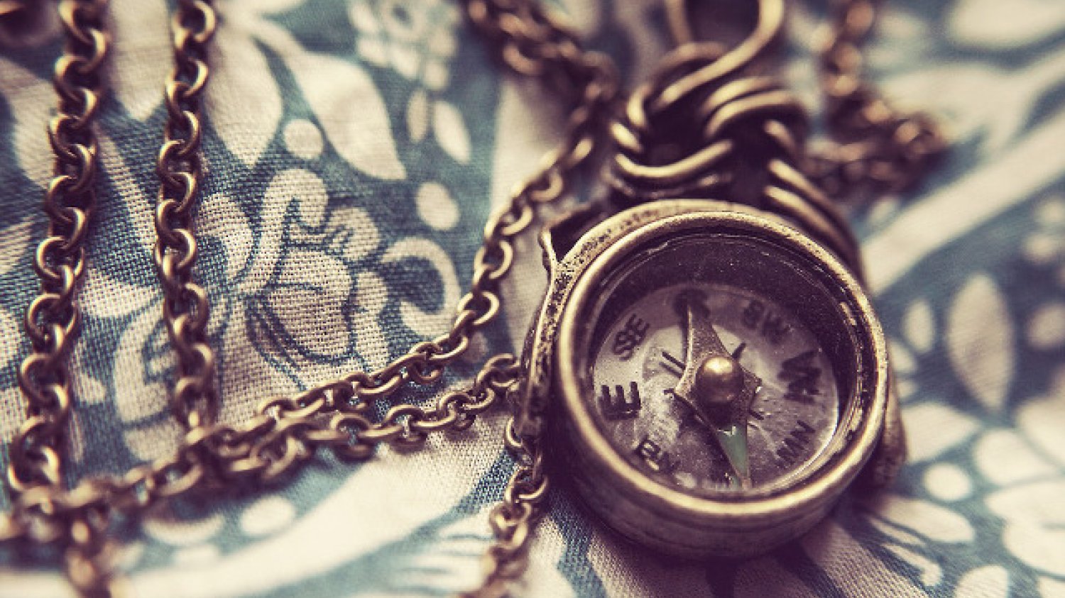 Fot. Pixabay / [url=https://pixabay.com/pl/kompas-magnetyczne-orientacja-801763/]Unsplash[/url] / [url=https://pixabay.com/pl/service/terms/#usage]CC0 Public Domain[/url]