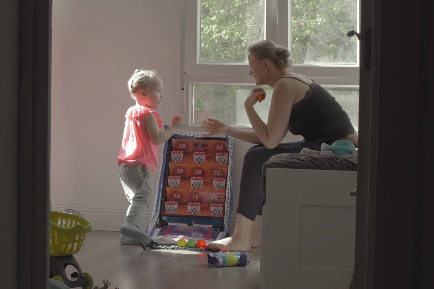 mama bawi się z dzieckiem w wieku przedszkolnym