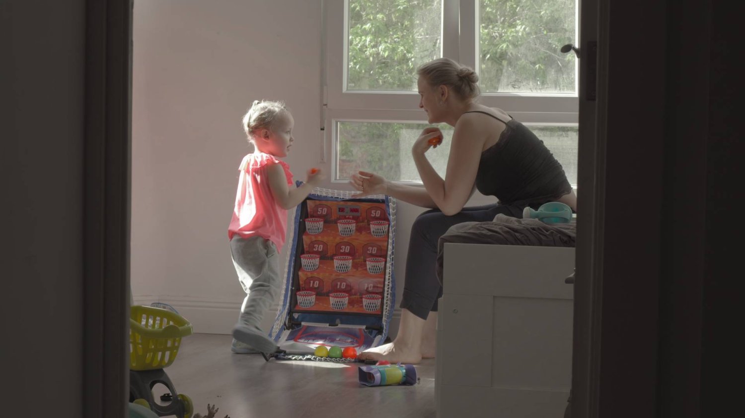 mama bawi się z dzieckiem w wieku przedszkolnym mama bawi się z dzieckiem w wieku przedszkolnym