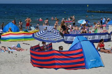 Plaża z turystami nad Morzem Bałtyckim.