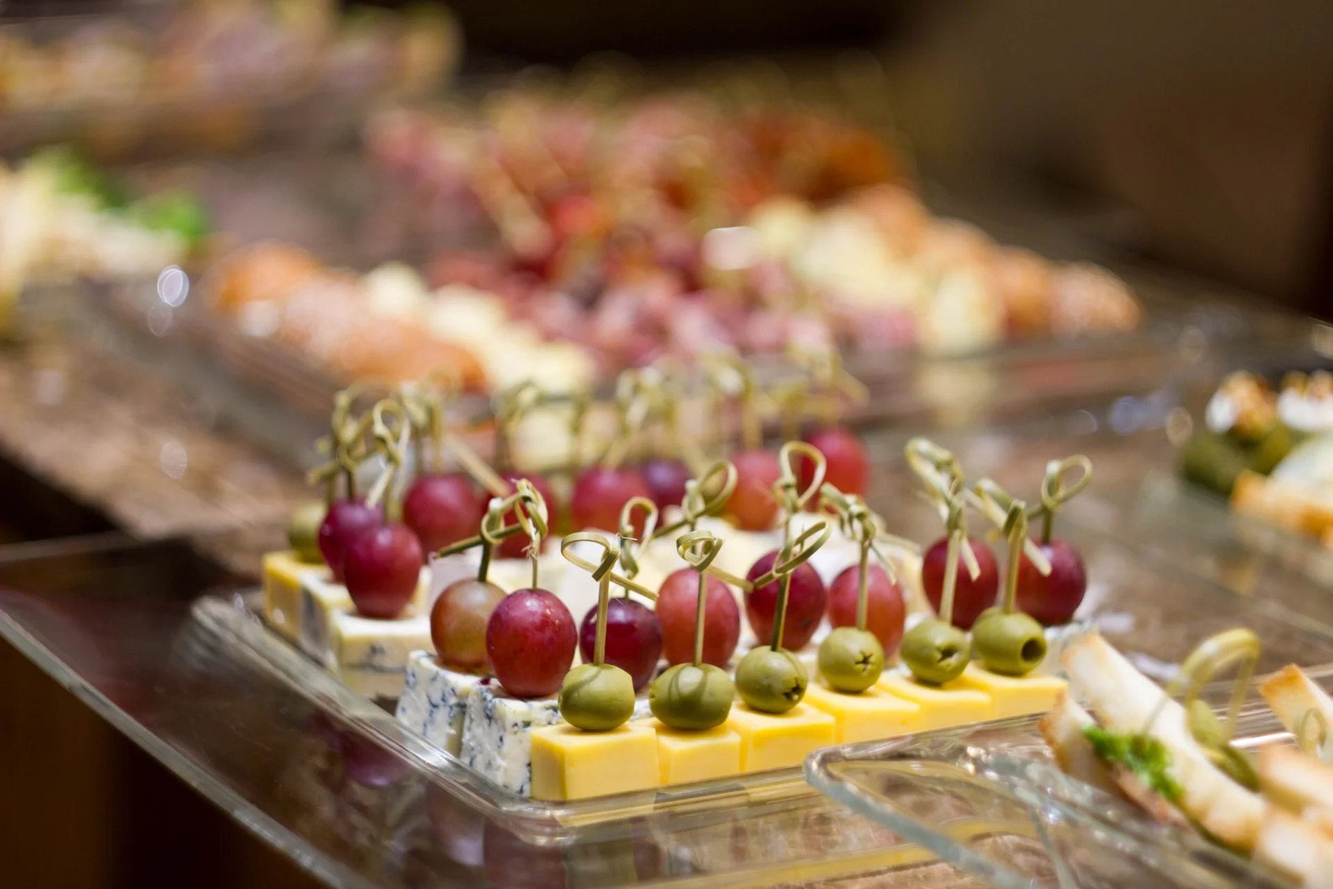 Sylwestrowe menu powinno być wygodne do zjedzenia w tańcu. Finger food - to najlepsze wyjście.