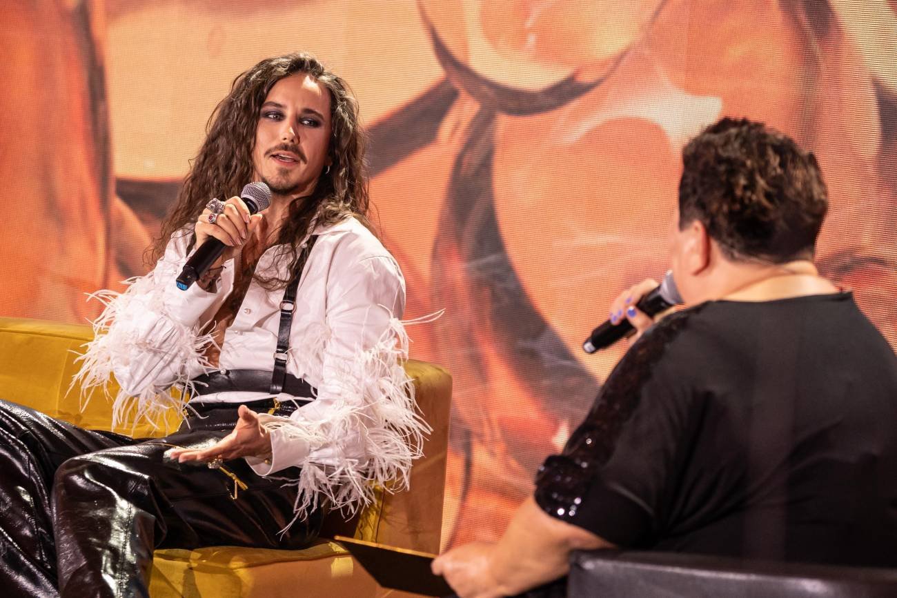 Michał Szpak rozpoznawany jest także z powodu swoich pięknych długich kręconych włosów.