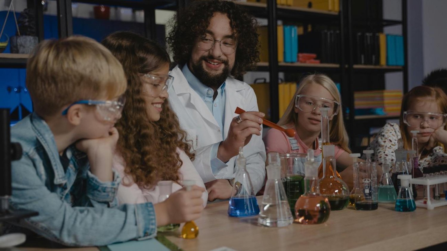 Nauczyciel pokazuje uczniom doświadczenie chemiczne