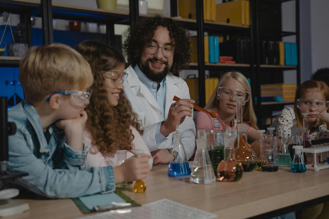 Nauczyciel pokazuje uczniom doświadczenie chemiczne