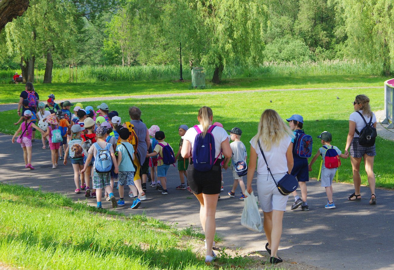 Czy dzieci wyjadą latem na obozy i kolonie? Jest drogo, ale to nie koniec problemów