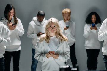 człowiek przyszłości, uzależnienie od telefonu, technologie, korzystanie z telefonu, korzystanie z komputera, ludzkość uzależniona od technologii