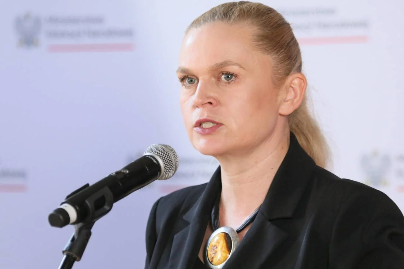 Barbara Nowacka na konferencji prasowej mówiła o edukacji obywatelskiej.