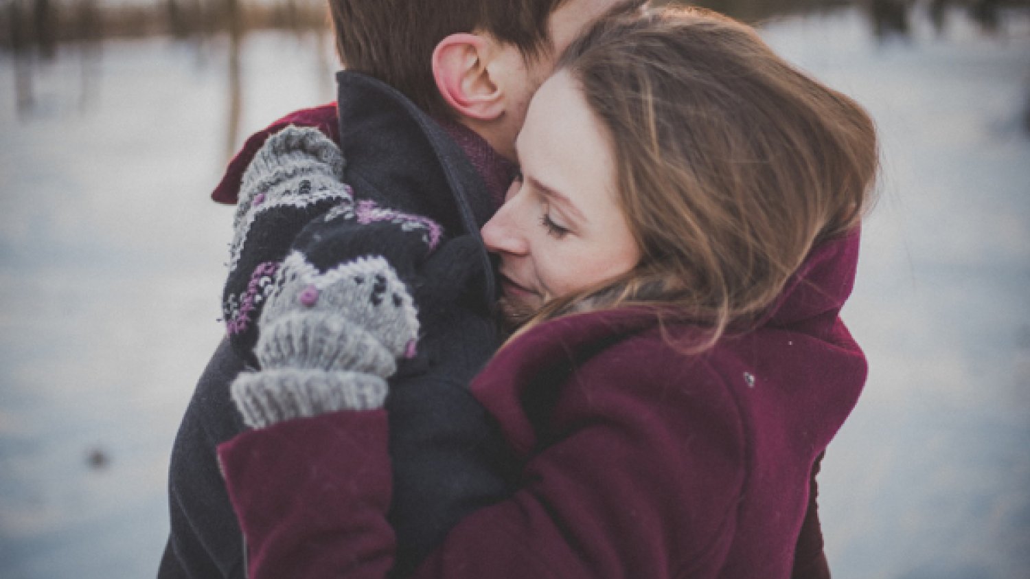 Fot. Pexels / [url=https://www.pexels.com/photo/couple-love-together-hug-45644/]freestocks.org[/url]/[url=https://www.pexels.com/photo-license/]CC0 License[/url]