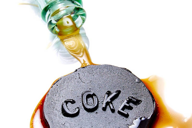 Po odparowaniu napoje gazowane, wody smakowe czy napoje energetyczne zamieniają się w lizaki. To projekt (de)hydrate, który w prosty sposób pokazuje ile cukru wypijamy.