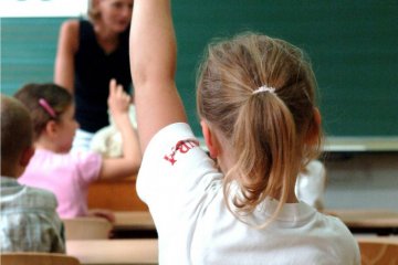 Dziewczynka na lekcji matematyki zgłasza się do odpowiedzi.
