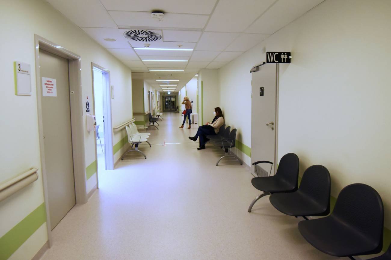 Kobieta czeka pod gabinetem lekarskim. Kobieta czeka pod gabinetem lekarskim.