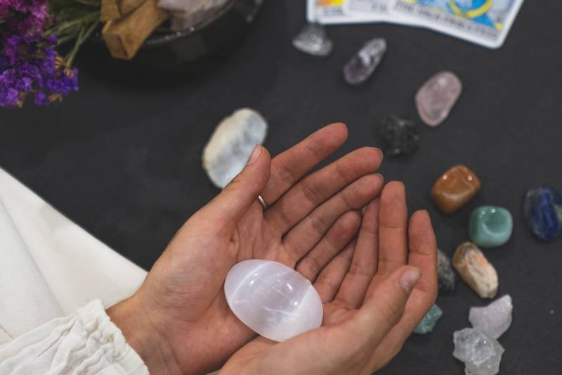 Biżuteria dobrana do znaku zodiaku. Dla Ryb perły, a dla Wagi szafir