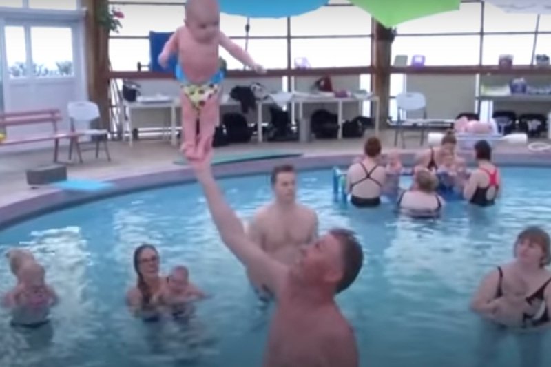 Kontrowersyjna metoda Snorri Magnusson. Stawianie dzieci na dłoni.