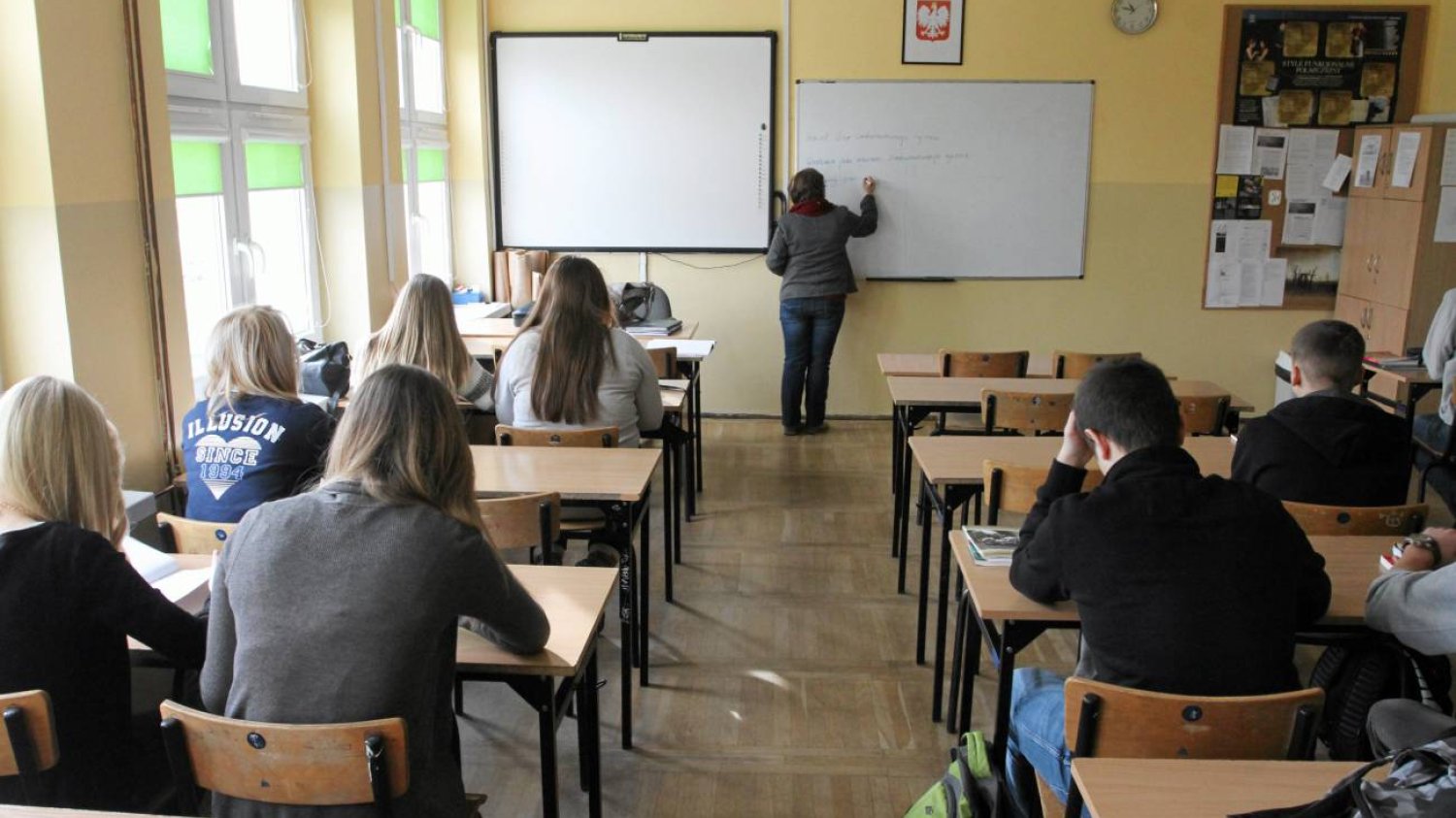 uczniowie w klasie na lekcji w liceum uczniowie w klasie na lekcji w liceum