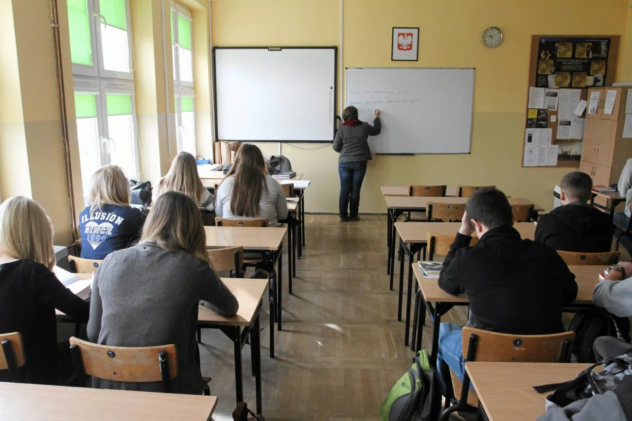 uczniowie w klasie na lekcji w liceum